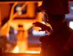 Названа выгода Зеленского от уничтожения заводов на Украине
